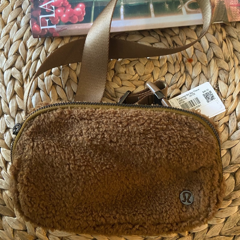 Nwt lululemon Sherpa/fleece everywhere bag